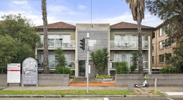 Charming 1-bed With Fireplace by the Beach, Book Apartment Melbourne 