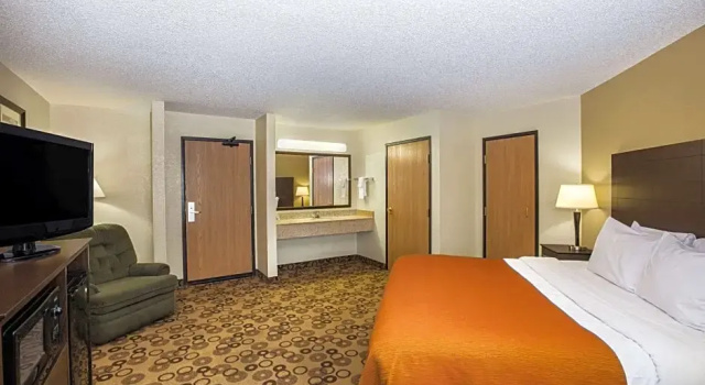 Двухместный номер угловой Deluxe Spark by Hilton Cedar Falls