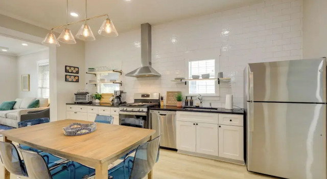 San Antonio Home 2 Mi to Dtwn, Swim Spa!, Забронировать Дом для отпуска Коттеджи Сан-Антонио, рядом с Hemisfair Plaza, Коттедж