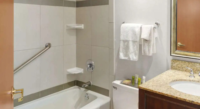 Четырёхместный номер Standard Hilton Chicago/Oak Lawn