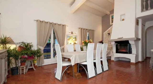Villa in Bagnols with Pool & Near Nature Parks, Забронировать Вилла Виллы Овернь-Рона-Альпы, Вилла