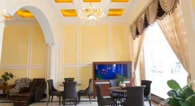Qujing linyuan theme hotel, Prenota Hotel Qujing Yunnan