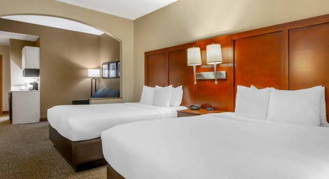 Четырёхместный люкс Comfort Suites Regency Park