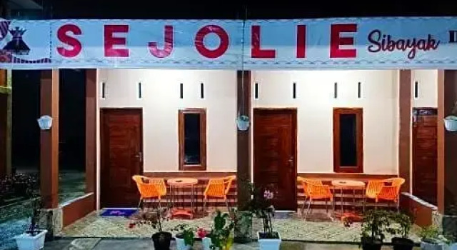 Penginapan SEJOLIE Sibayak, Rezerwuj Hotel Hotele w Berastagi z parkingiem, Parking