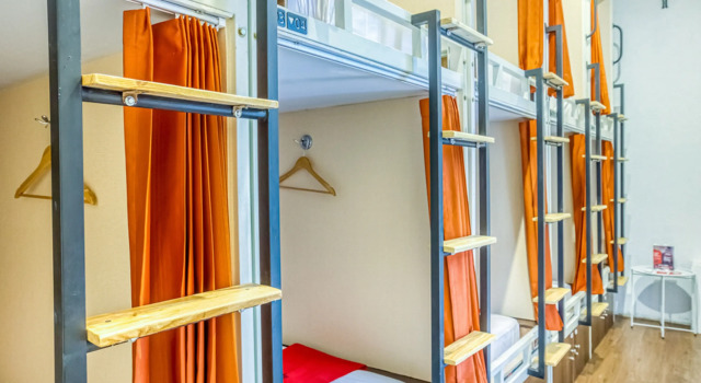 Кровать в общем номере RedDoorz Hostel near Tugu Train Station