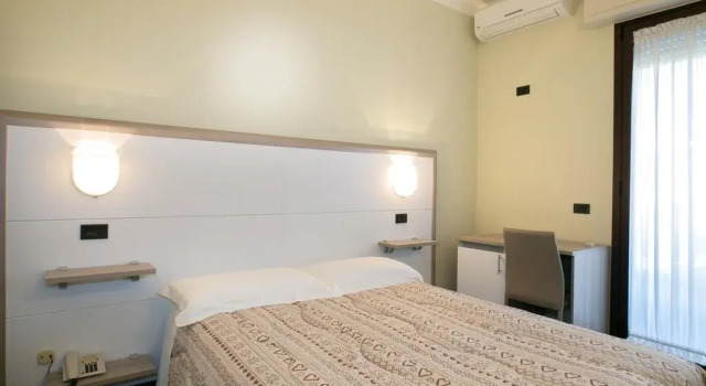 Hotel Olimpia, Забронировать Отель Отели озера Гарды с парковкой, Парковка