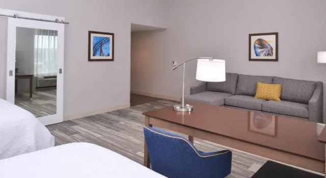 Четырёхместный люкс Hampton Inn & Suites Cincinnati-Mason, Ohio