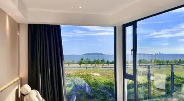 Люкс с 2 комнатами с видом на озеро Suzhou Moyin Boutique Designer B&B (Xishan Scenic Area Branch)