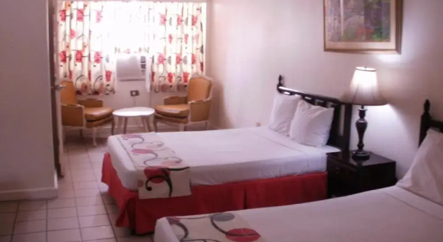 Четырёхместный номер Standard Pineapple Court Hotel