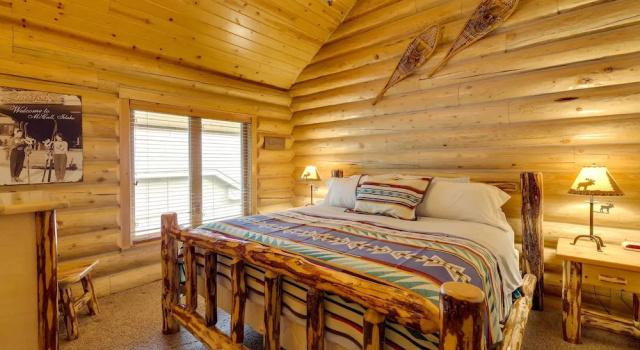Коттедж с 4 комнатами Exquisite Mccall Log Cabin - Walk to Payette Lake!