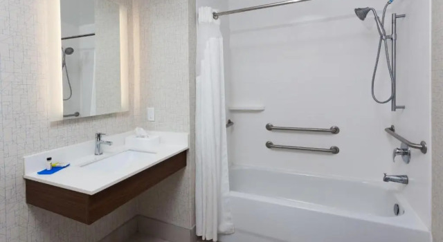 Четырёхместный номер Standard Holiday Inn Express Hotel & Suites Dothan North by IHG