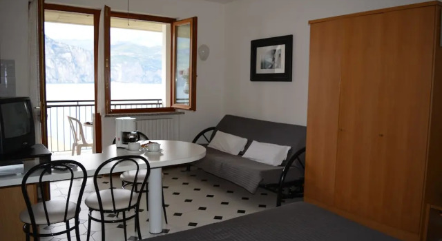 Студия с балконом и с видом на озеро Residence San Vito