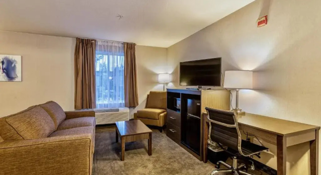 Люкс с видом на город SureStay Plus Hotel by Best Western SeaTac Airport