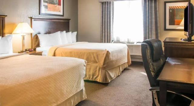 Четырёхместный номер Standard Quality Inn & Suites Next to the Casino