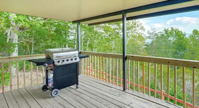 Stunning Franklin Cabin w/ Deck & Mountain Views, Prenota Hotel Franklin Carolina del Nord