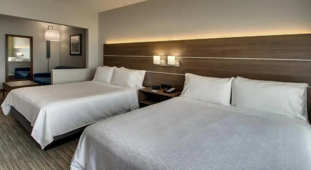Четырёхместный люкс Holiday Inn Express Hotel & Suites Waukegan/Gurnee by IHG