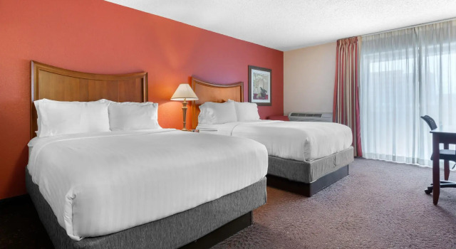 Четырёхместный номер Standard Holiday Inn Express Chicago-Downers Grove by IHG