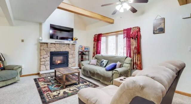 Pet-Friendly Pocono Lake Oasis with Game Room, Prenota Casa vacanze Hotel a Monroe County con parcheggio, Parcheggio