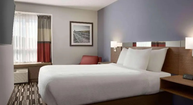 Люкс Microtel Inn & Suites by Wyndham Bonnyville