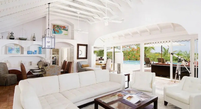 Charming Tropical Villa, Walk to the Beach! AC, Pool, Free Wifi, Concierge, Ideal for Families