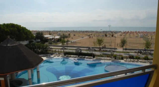 Seaside Bliss- Flat With View on the Pool, Prenota Appartamento Hotel a Veneto con parcheggio, Parcheggio