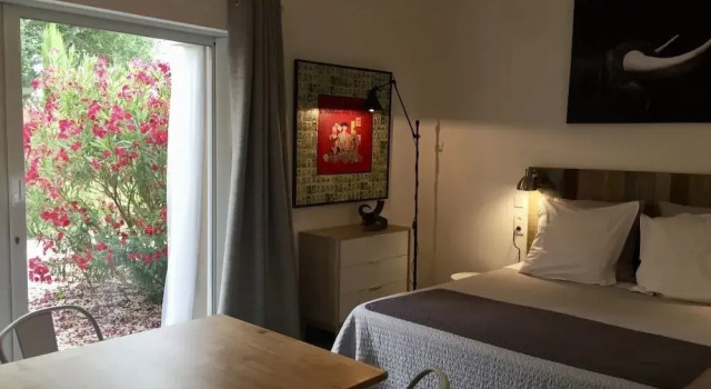 Le Mas Des Bardes, Book Hotel Hoteller i Vaucluse med parkering, Parkering