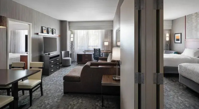 Четырёхместный номер Standard с балконом Courtyard by Marriott Maui Kahului Airport