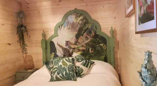 Cabin set in a Beautiful Romantic Tropical Garden, Rezervasyon Tatil Evi Merseyside villalar, Villa