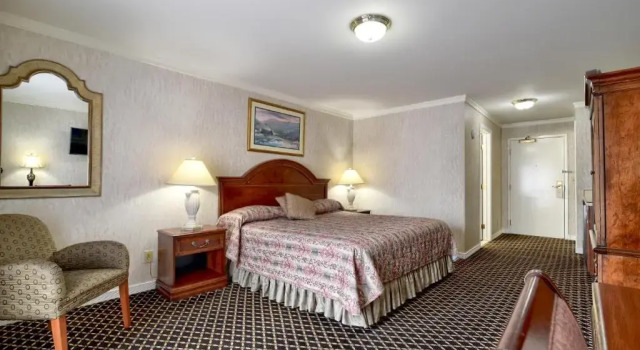 Двухместный номер Deluxe с балконом Roosevelt Inn & Suites Saratoga Springs