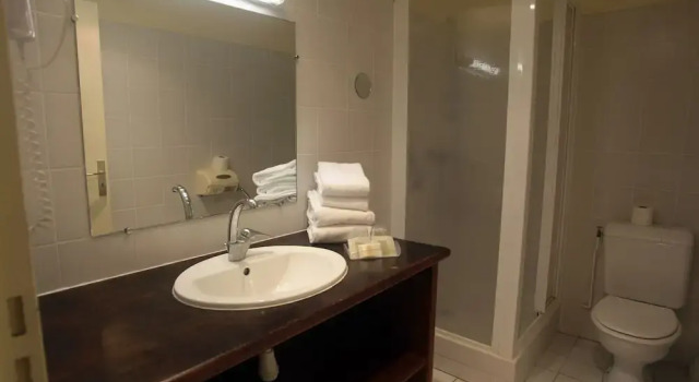 Четырёхместный семейный номер Standard Logis Hotel restaurant des Thermes