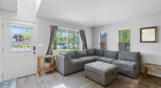 Dog-friendly Post Home With Private Hot Tub, Fire Pit, and BBQ on the Deck by Redawning, Book Hotel Bend Bachelor, nær St. Charles Bend