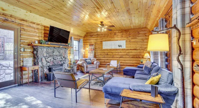Hot Tub, Grill & Fire Pit: Cabin in Big Bear Lake, Rezerwuj Dom wakacyjny Big Bear Lake Stany Zjednoczone