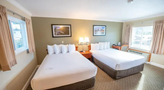 Четырёхместный номер Standard с балконом Blue Door Inn