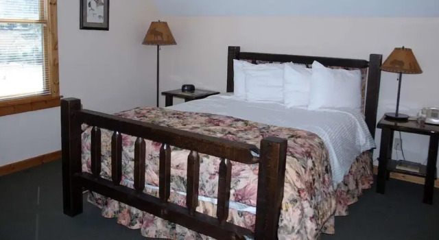 Номер Standard с видом на реку Yellowstone Basin Inn