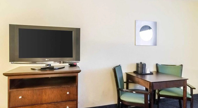 Люкс Rodeway Inn & Suites Williamsburg Central
