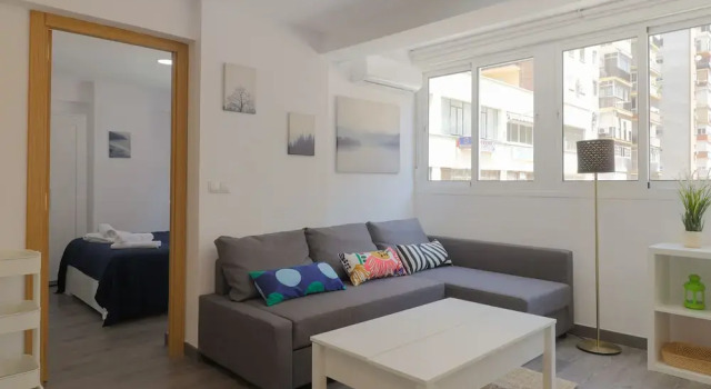 Bright Málaga Beach and Downtown Apartment, Забронировать Апартаменты/квартира Карретера-де-Кадис Малага, рядом с Железнодорожный вокзал Малаги