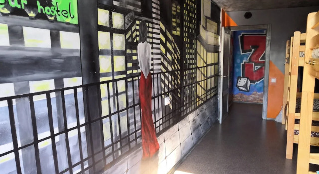 Bett im Wohnheim Graffiti Mega City