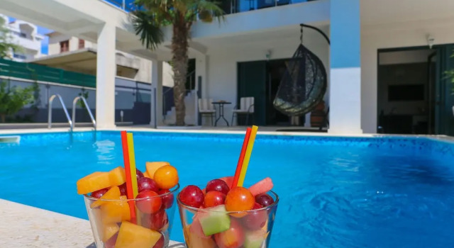 Wonderful 5 bedroom villa with private swimming pool, amazing sea view terrace, Rezerwuj Willa Hotele w Split-Dalmatia County z parkingiem, Parking