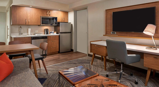 Люкс Four Points by Sheraton Toronto Airport East