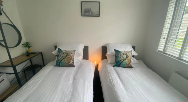 Beau - Brambles Chine, Colwell Bay - 5 star WiFi - Short walk to The Hut and beach - 1 night stays available