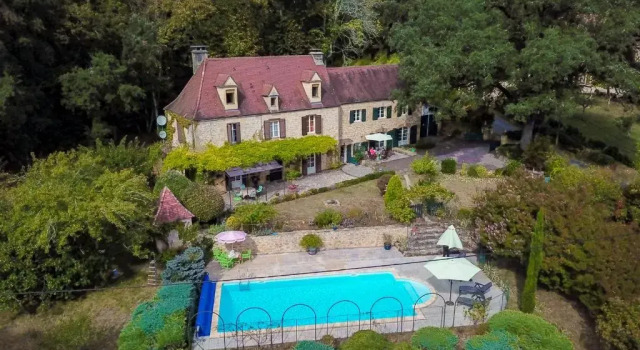 Коттедж Maison de charme à 5 km de Sarlat avec piscine