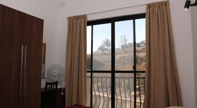 Blue Harbour 4 Seafront apartment by Getaways Malta, Rezervați Apartament Xemxija Bay Malta