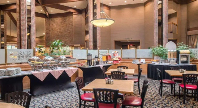 Четырёхместный номер Economy Red Lion Hotel Pasco Airport & Conference Center