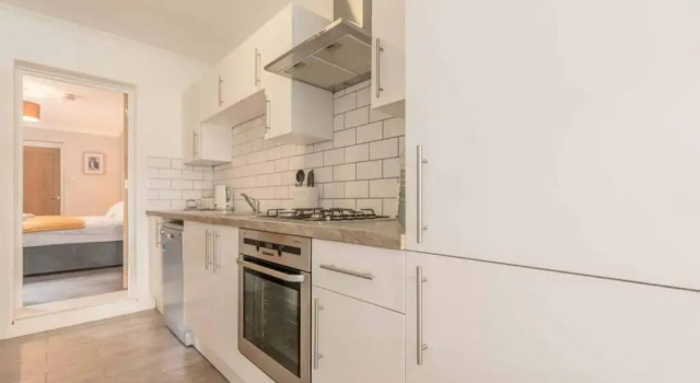 Апартаменты Stylish Apartment 5 Min Walk To Castle & Parking!