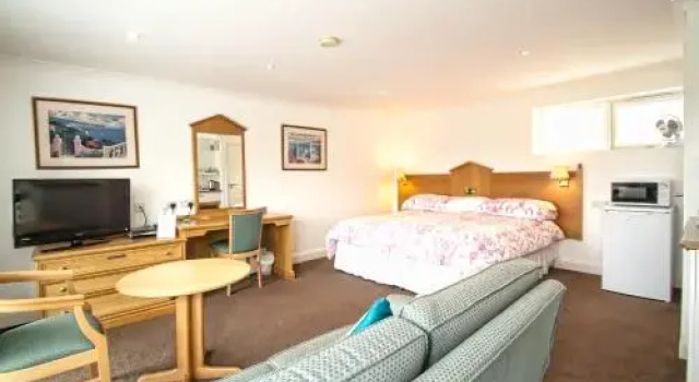 Annexe at Gosfield Lake, Book Hotel Halstead Essex