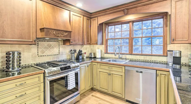 Коттедж Family-friendly Retreat w/ Hot Tub: 1 Mi to Dtwn