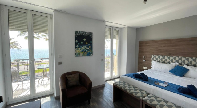 Hotel Flots dAzur Promenade des Anglais, Забронировать Отель Ницца Приморские Альпы, рядом с Пляж Фаброн