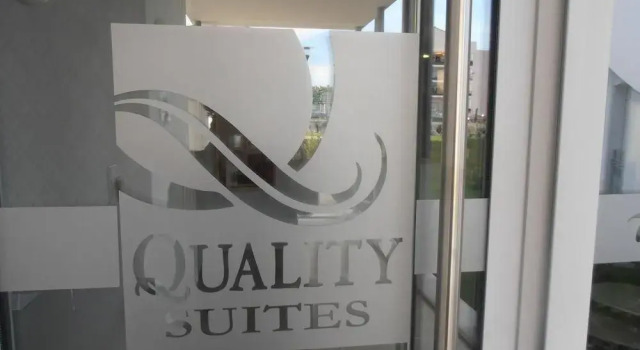 Quality Suites Toulouse Nord-Ouest, Забронировать Отель Корнебарьё Верхняя Гаронна, рядом с Церковь Св. Клемента