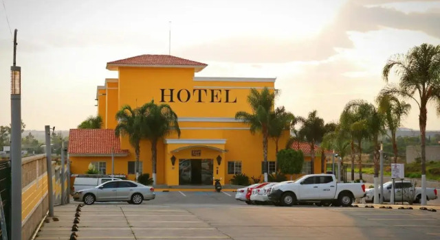 Zar Queretaro, Забронировать Отель Керетаро El Bajio, рядом с Uptown Center Queretaro