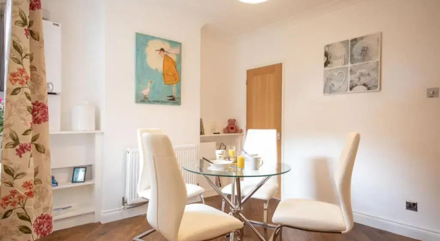 Bright 3 Bedroom Townhouse Near City Centre, Забронировать Отель Отели Норидж с парковкой, рядом с Квартал Тумленд, Парковка